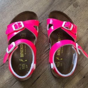 Kids Birkenstock’s Neon pink